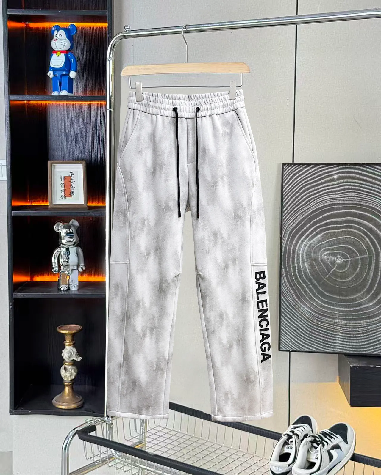 Balenciaga 🆕2026 Autumn and Winter New Arrival Casual Pants! The official website will be released simultaneously. Brand Classic LOGO casual pants, customized fabrics, excellent comfort and strong touch. Highly recognisable, perfect appearance and craftsmanship. Size:M-3XL